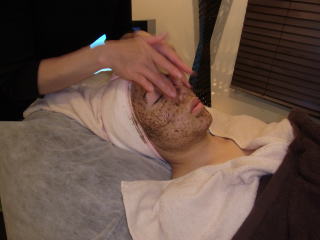 ハーバルピール　コースの流れ　ハーブピーリングパウダー入れ込みマッサージ